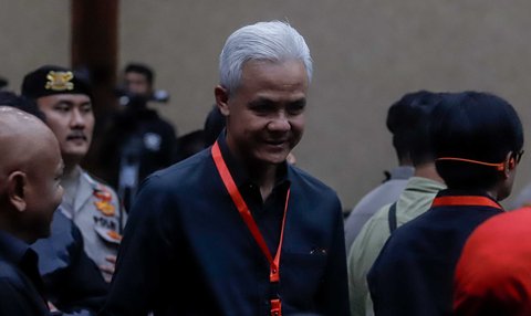 Ketua DPP PDIP bidang Pemerintahan dan Otonomi Daerah, Ganjar Pranowo saat menghadiri sidang tuntutan terkait kasus dugaan suap pergantian antarwaktu (PAW) untuk Harun Masiku dan perintangan penyidikan dengan terdakwa Hasto Kristiyanto di Pengadilan Tipikor, Jakarta, Kamis (3/7/2025).