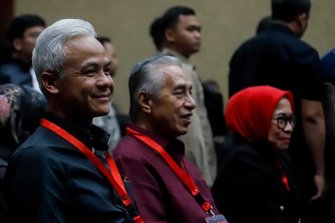 Ketua DPP PDIP bidang Pemerintahan dan Otonomi Daerah, Ganjar Pranowo saat menghadiri sidang tuntutan terkait kasus dugaan suap pergantian antarwaktu (PAW) untuk Harun Masiku dan perintangan penyidikan dengan terdakwa Hasto Kristiyanto di Pengadilan Tipikor, Jakarta, Kamis (3/7/2025).