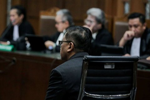Terdakwa Hasto Kristiyanto saat menjalani sidang lanjutan dengan agenda pembacaan tuntutan terkait kasus dugaan suap pergantian antarwaktu (PAW) untuk Harun Masiku dan perintangan penyidikan di Pengadilan Tipikor, Jakarta, Kamis (3/7/2025).