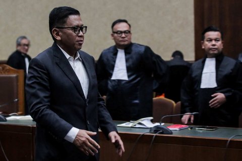 Terdakwa Hasto Kristiyanto saat menjalani sidang lanjutan dengan agenda pembacaan tuntutan terkait kasus dugaan suap pergantian antarwaktu (PAW) untuk Harun Masiku dan perintangan penyidikan di Pengadilan Tipikor, Jakarta, Kamis (3/7/2025).