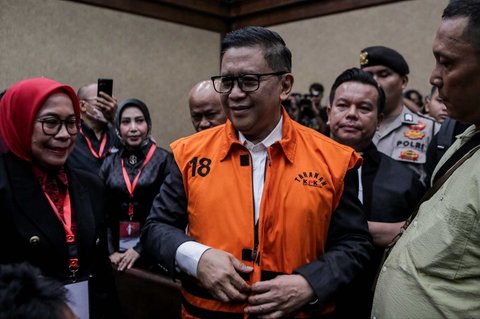 Terdakwa Hasto Kristiyanto saat menjalani sidang lanjutan dengan agenda pembacaan tuntutan terkait kasus dugaan suap pergantian antarwaktu (PAW) untuk Harun Masiku dan perintangan penyidikan di Pengadilan Tipikor, Jakarta, Kamis (3/7/2025).
