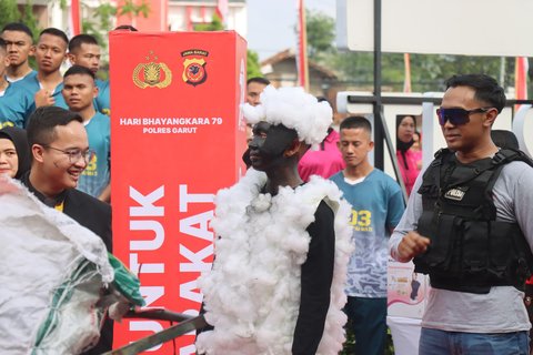 Lucunya Polisi Lomba Penyamaran jadi Intel