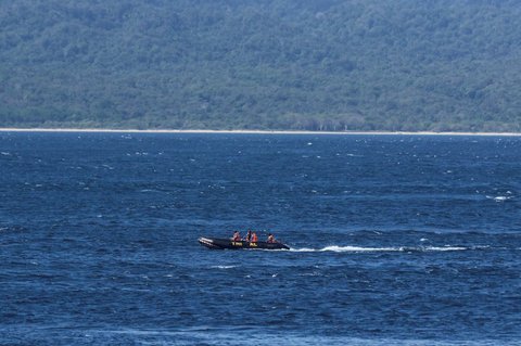 Personel TNI AL melakukan operasi pencarian korban Kapal Motor Penumpang (KMP) Tunu Pratama Jaya yang tenggelam di selat Bali, di Jembrana, Bali, pada Kamis (3/7/2025).
