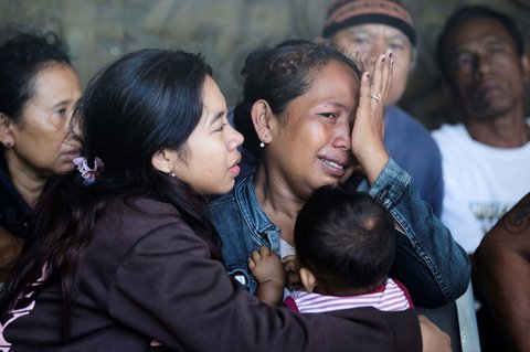 Kerabat dan keluarga korban tak kuasa menahan tangis saat menanti kabar penumpang kapal tenggelam di selat Bali di Jembrana, Bali, pada Kamis (3/7/2025).