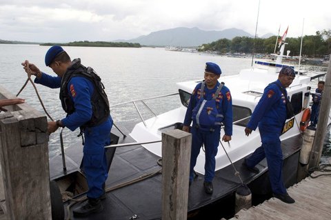 Petugas Polisi Perairan Indonesia bersandar setelah melakukan operasi pencarian korban kapal tenggelam di selat Bali di Jembrana, Bali, pada Kamis (3/7/2025).