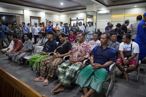 Sejumlah korban selamat dari tragedi kapal tenggelam di selat Bali menjalani pemeriksaan kesehatan di Gilimanuk, Jembrana, Bali, pada Kamis (3/7/2025).