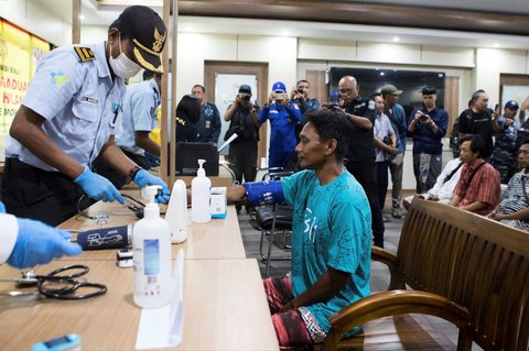 Korban selamat dari tragedi kapal tenggelam di selat Bali menjalani pemeriksaan kesehatan di Gilimanuk, Jembrana, Bali, pada Kamis (3/7/2025).