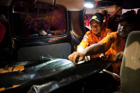 Tim SAR mengevakuasi korban tragedi kapal tenggelam yang meninggal dunia di selat Bali di Gilimanuk, Jembrana, Bali, pada Kamis (3/7/2025).