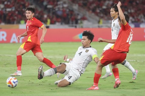 Pesepak bola Timnas Indonesia U-23 berebut bola Kadek Arek dengan pesepak bola Timnas Vietnam U-23 Chong Phuong pada pertandingan final Piala AFF U-23 2025 di Stadion Utama Gelora Bung Karno (SUGBK), Senayan, Jakarta, Selasa (29/07/2025).