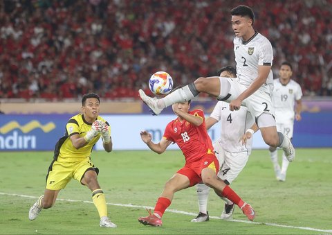 Pesepak bola Timnas Indonesia U-23 Muhammad Ferrari berebut bola dengan pesepak bola Timnas Vietnam U-23 Chong Phuong pada pertandingan final Piala AFF U-23 2025 di Stadion Utama Gelora Bung Karno (SUGBK), Senayan, Jakarta, Selasa (29/07/2025).