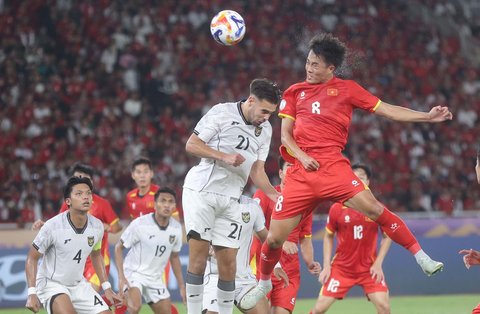 Pesepak bola Timnas Indonesia U-23 Jens Raven berebut bola dengan pesepak bola Timnas Vietnam U-23 Van Truong pada pertandingan final Piala AFF U-23 2025 di Stadion Utama Gelora Bung Karno (SUGBK), Senayan, Jakarta, Selasa (29/07/2025).
