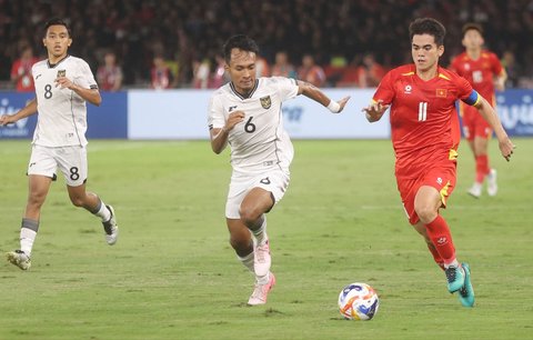 Pesepak bola Timnas Indonesia U-23 Robi Darwis berebut bola dengan pesepak bola Timnas Vietnam U-23 Van Khang pada pertandingan final Piala AFF U-23 2025 di Stadion Utama Gelora Bung Karno (SUGBK), Senayan, Jakarta, Selasa (29/07/2025).