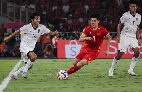 Pesepak bola Timnas Indonesia U-23 Dominikus Dion berebut bola dengan pesepak bola Timnas Vietnam U-23 Din Bac pada pertandingan final Piala AFF U-23 2025 di Stadion Utama Gelora Bung Karno (SUGBK), Senayan, Jakarta, Selasa (29/07/2025).