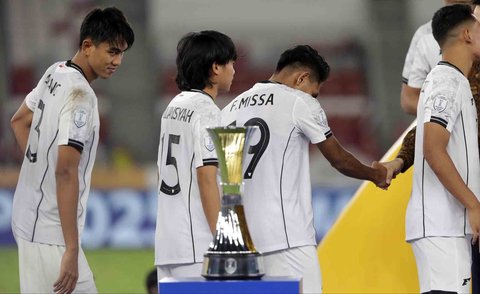 Ekspresi pesepak bola Timnas Indonesia U-23 usai berlaga melawan Vietnam pada laga final Piala AFF U-23 2025 di Stadion Utama Gelora Bung Karno, Jakarta, Selasa (29/07/2025).