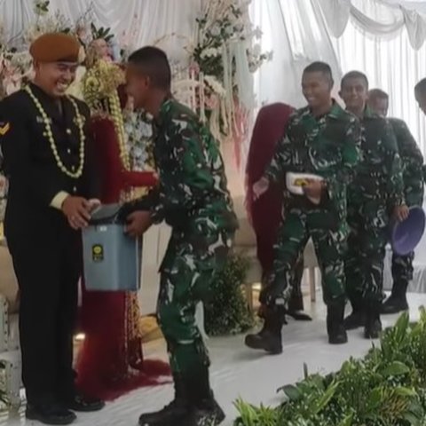 Berseragam Lengkap Rombongan TNI Datang ke Kondangan, Kadonya Bikin Pengantin Baru Ngakak Sekaligus Bersyukur