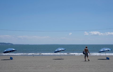 Seorang pria berjalan di pantai yang sepi akibat peringatan tsunami di kota Fujisawa, Prefektur Kanagawa, Jepang, Rabu (30/07/2025).