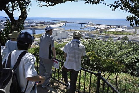 Warga yang dievakuasi ke Gunung Hiyoriyama mengamati ke arah laut di Ishinomaki, Prefektur Miyagi, Jepang utara, Rabu (30/07/2025).