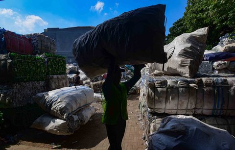 Pekerja mengolah sampah botol plastik menjadi cacahan plastik sebagai bahan biji plastik di Koperasi Pemulung Berdaya atau Recycle Business Unit (RBU) Tangerang Selatan, Tangerang, Banten, Rabu (30/07/2025).