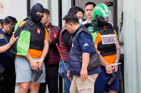 Warga negara Australia yang diidentifikasi dengan inisial PT (kiri) dan MC, saat mengikuti rekontruksi kepolisian di Badung, Bali, Rabu (30/07/2025).