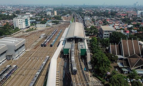 Kereta MRT melintasi jalur dari Stasiun Lebak Bulus, Jakarta Selatan, Kamis (31/7/2025).