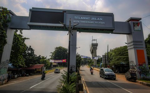 Deretan tiang beton dan rel MRT yang belum aktif membentang dari Jl. Lebak Bulus Raya hingga Jl. Raya Ciputat Jakarta Selatan, Kamis (31/7/2025).