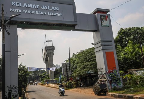 Deretan tiang beton dan rel MRT yang belum aktif membentang dari Jl. Lebak Bulus Raya hingga Jl. Raya Ciputat Jakarta Selatan, Kamis (31/7/2025).