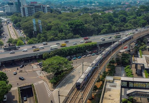 Kereta MRT melintasi jalur dari Stasiun Lebak Bulus, Jakarta Selatan, Kamis (31/7/2025).