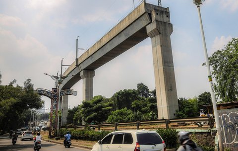Deretan tiang beton dan rel MRT yang belum aktif membentang dari Jl. Lebak Bulus Raya hingga Jl. Raya Ciputat Jakarta Selatan, Kamis (31/7/2025).