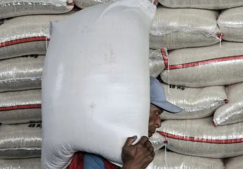 Pekerja saat bongkar muat karung berisi beras di Pasar Induk Cipinang, Jakarta Timur, Kamis (8/9/2022). Kenaikan harga BBM bersubsidi berdampak pada melonjaknya harga beras di Pasar Induk Cip
