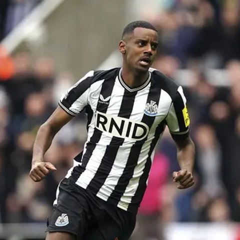 Pada menit ke-37, tim tamu, Newcastle United, berhasil membuka keunggulan lewat aksi Alexander Isak yang memanfaatkan assist Jacob Murphy. (Glyn KIRK/AFP)