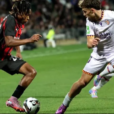 Samuel Chukwueze menyumbangkan satu gol saat AC Milan meraih kemenangan 9-0 atas Perth Glory pada laga pramusim di HBF Park, Perth, Kamis (31/7/2025) sore WIB. (AFP/COLIN MURTY)
