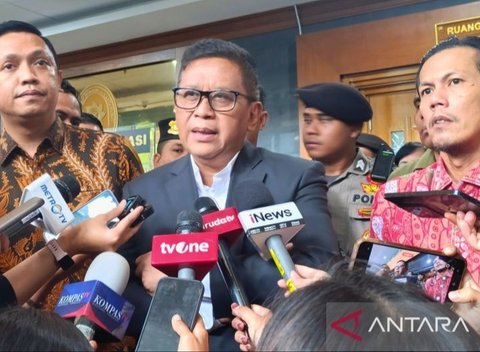 Sekjen PDI Perjuangan, Hasto Kristiyanto, membantah kepemilikan ponsel atas nama