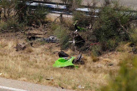 Puing-puing kendaraan berserakan  di sepanjang jalan tol A-52 di lokasi kecelakaan tempat penyerang Liverpool Diogo Jota dan saudaranya Andre Felipe meninggal dalam kecelakaan mobil di dekat Cernadilla, provinsi Zamora, di Spanyol, (03/07/2025).