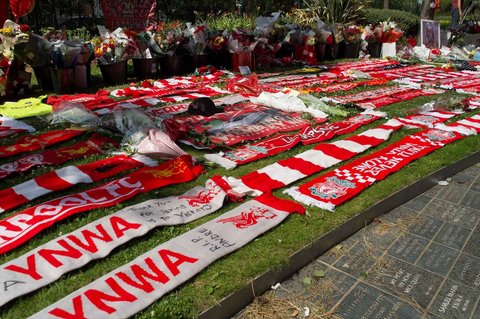 Suporter Liverpool meletakkan karangan bunga duka cita di dekat  lapangan sepak bola Anfield di Liverpool, Inggris, (03/07/2025).