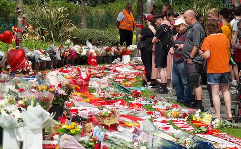 Suporter Liverpool meletakkan karangan bunga duka cita di dekat  lapangan sepak bola Anfield di Liverpool, Inggris, (03/07/2025).