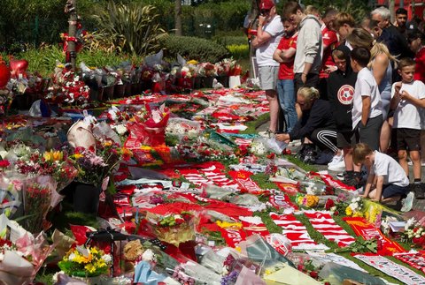 Suporter Liverpool meletakkan karangan bunga duka cita di dekat  lapangan sepak bola Anfield di Liverpool, Inggris, (03/07/2025).