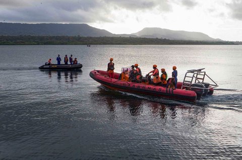 Tim SAR gabungan melakukan operasi SAR tengggelamnya KMP Tunu Pratama Jaya di perairan Selat Bali, Gilimanuk, Jembrana, Bali, Jumat (4/7/2025).