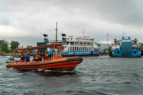 Tim SAR gabungan melakukan operasi SAR tengggelamnya KMP Tunu Pratama Jaya di perairan Selat Bali, Gilimanuk, Jembrana, Bali, Jumat (4/7/2025).