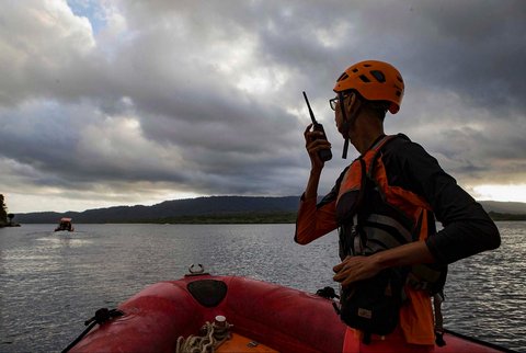 Tim SAR gabungan melakukan operasi SAR tengggelamnya KMP Tunu Pratama Jaya di perairan Selat Bali, Gilimanuk, Jembrana, Bali, Jumat (4/7/2025).