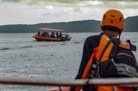 Tim SAR gabungan melakukan operasi SAR tengggelamnya KMP Tunu Pratama Jaya di perairan Selat Bali, Gilimanuk, Jembrana, Bali, Jumat (4/7/2025).