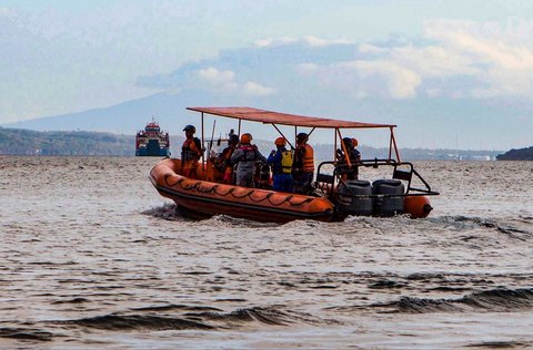 Tim SAR gabungan melakukan operasi SAR tengggelamnya KMP Tunu Pratama Jaya di perairan Selat Bali, Gilimanuk, Jembrana, Bali, Jumat (4/7/2025).