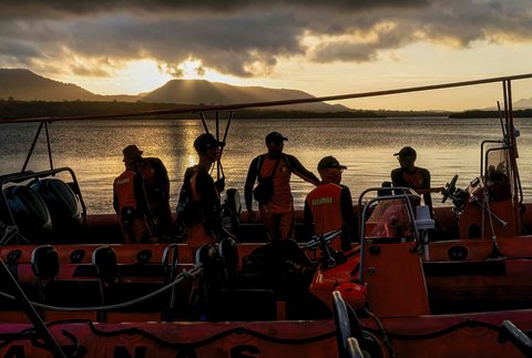 Tim SAR gabungan melakukan operasi SAR tengggelamnya KMP Tunu Pratama Jaya di perairan Selat Bali, Gilimanuk, Jembrana, Bali, Jumat (4/7/2025).