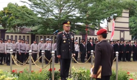 Kapolres Serang Beri Hadiah Spesial ke Anggota Polisi Paling Tua & Muda