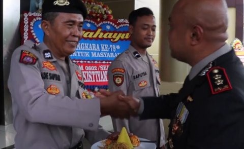 Kapolres Serang Beri Hadiah Spesial ke Anggota Polisi Paling Tua & Muda