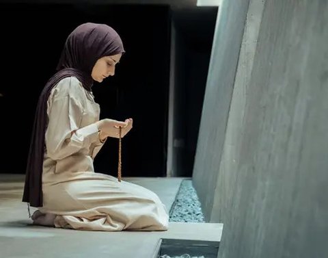 Ilustrasi Islam, muslimah berdoa. (Foto oleh Zeynep Sude  Emek: https://www.pexels.com/id-id/foto/wanita-perempuan-kaum-wanita-agama-20785719/)