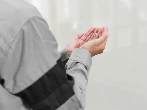 Ilustrasi seorang muslim berdoa, Islam. (Photo by Masjid Pogung Dalangan on Unsplash)