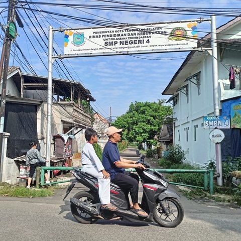 Warga blokir akses ke sekolah di Tangsel