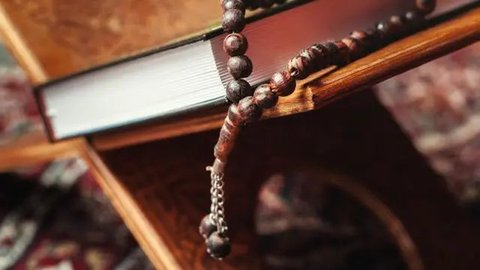 Ilustrasi Membaca Al Qur'an Credit: freepik.com