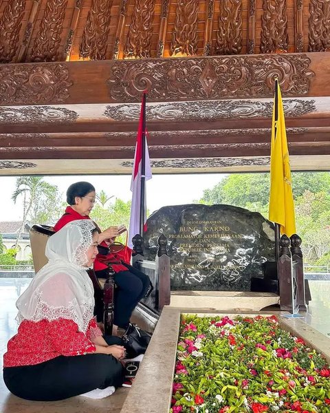Puan Maharani dan Megawati Soekarnoputri nyekar ke makam Bung Karno