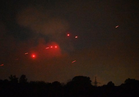 Pertahanan udara Ukraina menembaki pesawat nirawak Rusia selama serangan massal malam hari di Kyiv, Kamis malam (04/07/2025)